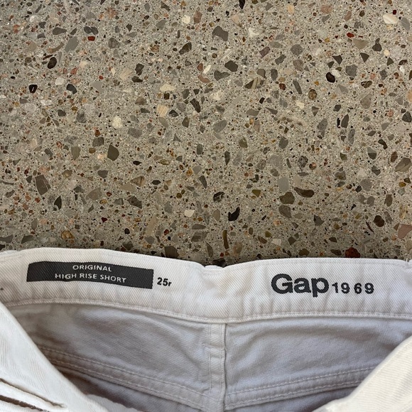 GAP Women’s White High Rise Jean Shorts - Picture 3 of 3